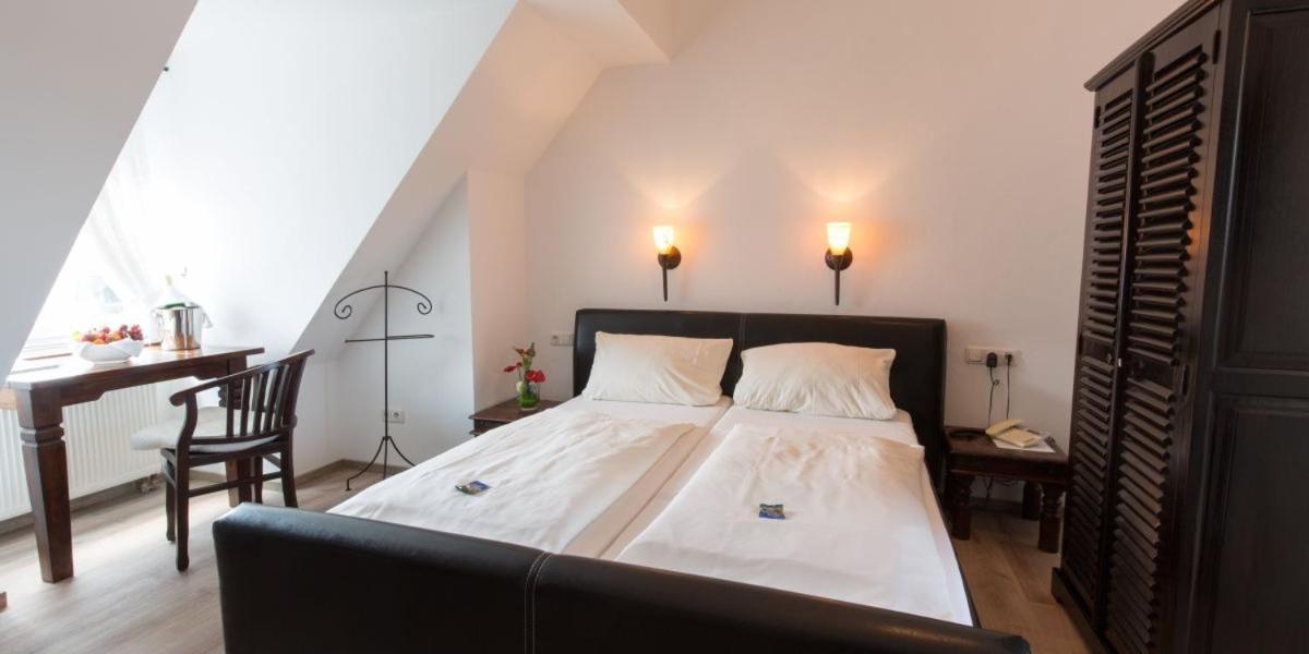 Hotel Zur Roemerbruecke نيوفيد المظهر الخارجي الصورة